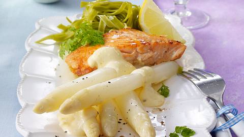 Spargel mit Lachs und Zitronenzabaione Rezept - Foto: House of Food / Bauer Food Experts KG