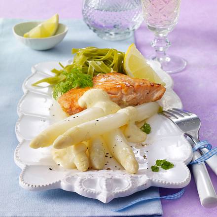 Spargel mit Lachs und Zitronenzabaione Rezept Spargel mit Lachs und Zitronenzabaione Rezept