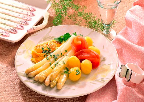 Spargel mit Petersilien-Butter und Rührei Rezept Spargel mit Petersilien-Butter und Rührei Rezept