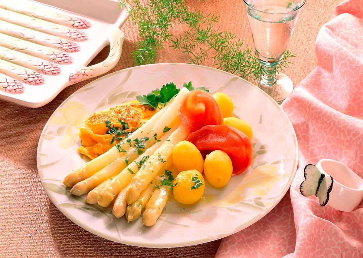 Spargel mit Petersilien-Butter und Rührei Rezept