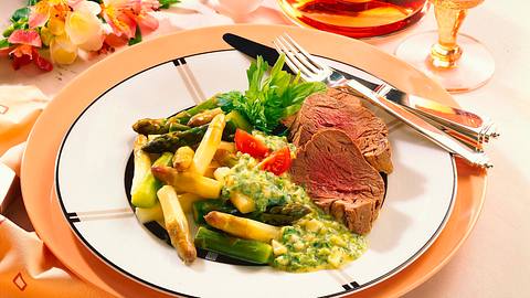 Spargel mit pochiertem Rinderfilet Rezept - Foto: House of Food / Bauer Food Experts KG