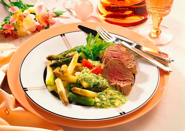 Spargel mit pochiertem Rinderfilet Rezept Spargel mit pochiertem Rinderfilet Rezept