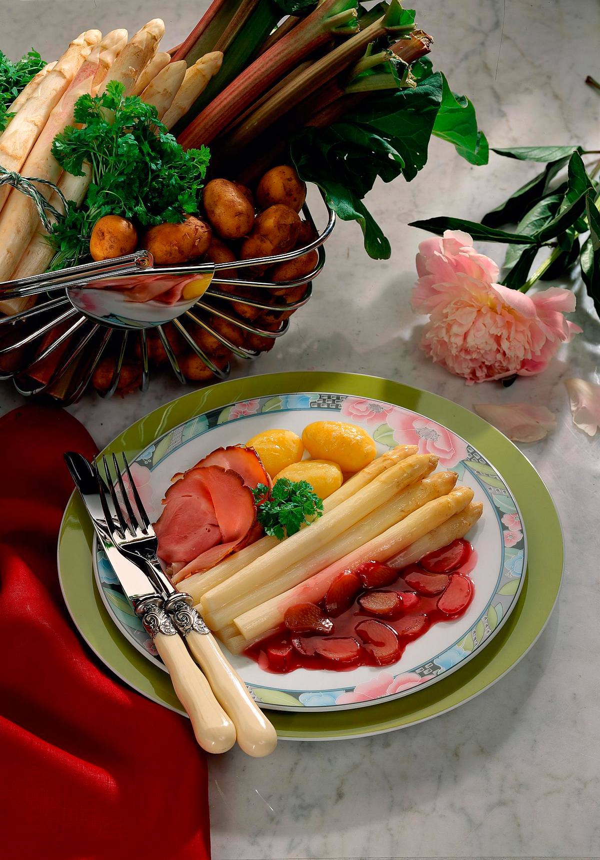 Spargel mit Rhabarber-Rotweinsoße, Schinken und Kartoffeln Rezept