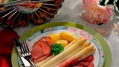 Spargel mit Rhabarber-Rotweinsoße, Schinken und Kartoffeln Rezept - Foto: LECKER @ Bauer Media Group