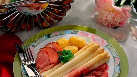 Spargel mit Rhabarber-Rotweinsoße, Schinken und Kartoffeln Rezept - Foto: Neckermann