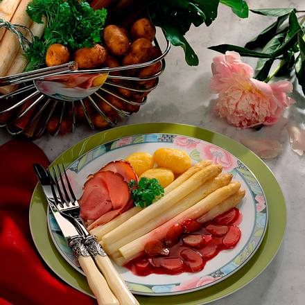 Spargel mit Rhabarber-Rotweinsoße, Schinken und Kartoffeln Rezept Spargel mit Rhabarber-Rotweinsoße, Schinken und Kartoffeln Rezept