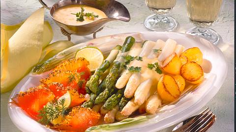 Spargel mit Sommer-Lachs und Röstkartoffeln Rezept - Foto: Först, Thomas