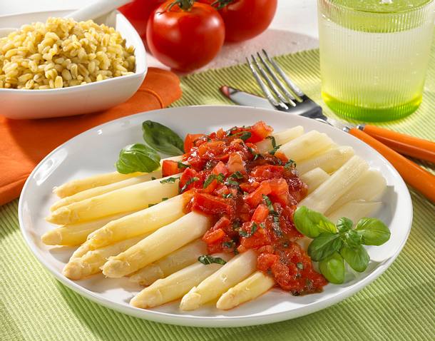 Spargel mit Tomaten-Basilikum-Soße Rezept Spargel mit Tomaten-Basilikum-Soße Rezept