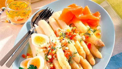 Spargel mit Tomaten-Ei-Vinaigrette & Lachs Rezept - Foto: House of Food / Bauer Food Experts KG