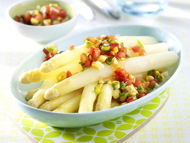 Spargel mit Tomaten-Pinienkern-Salsa Rezept