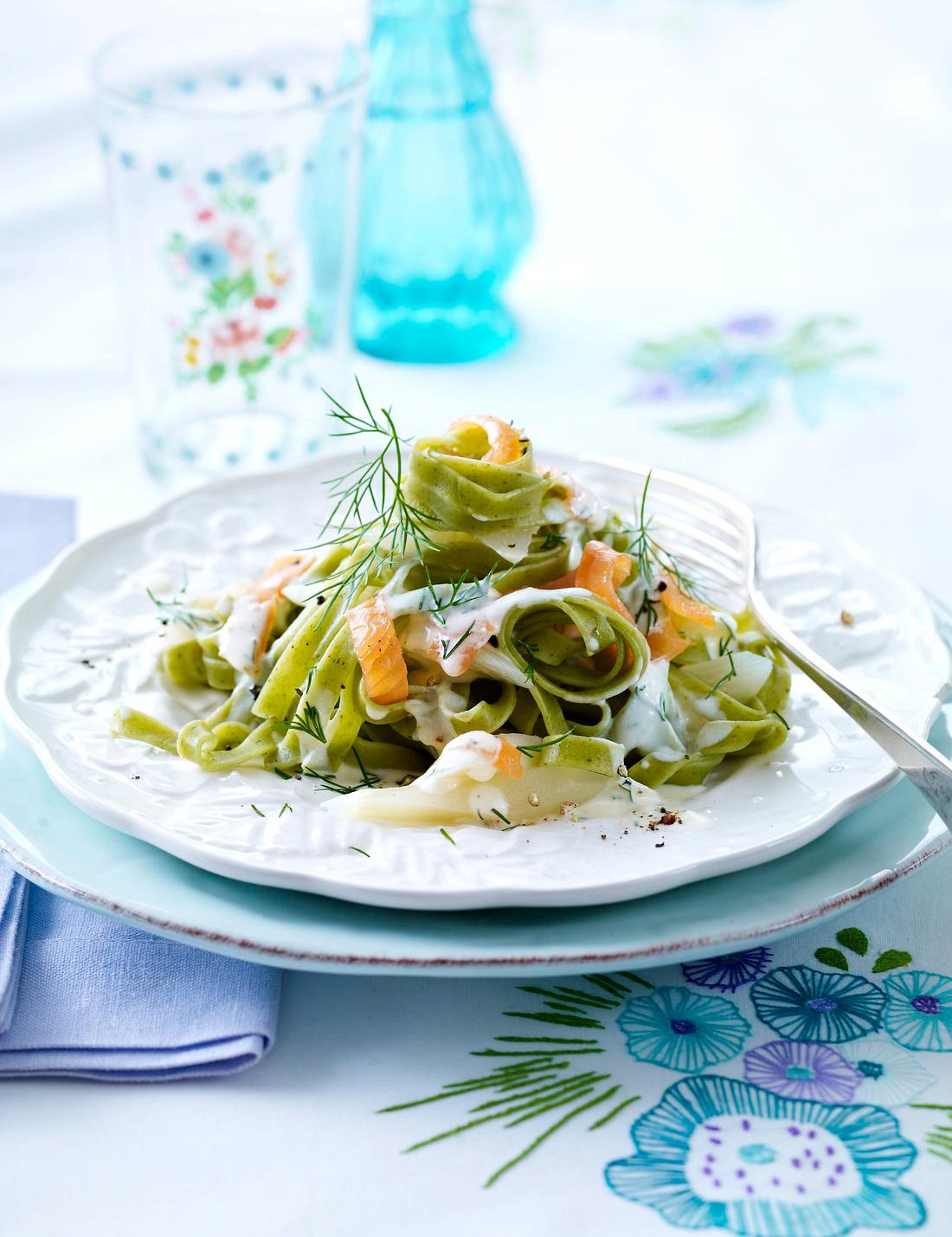 Spargel mit Zitronen-Lachs-Sahnesoße zu Bandnudeln Rezept | LECKER