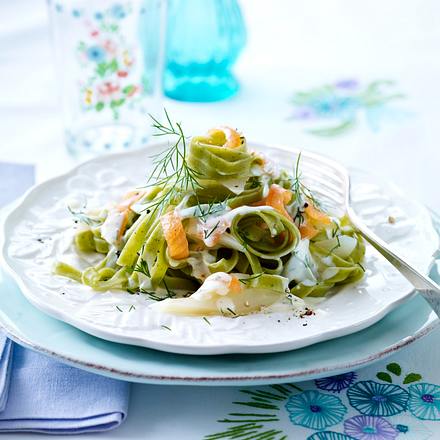 Spargel Mit Zitronen Lachs Sahnesosse Zu Bandnudeln Rezept Lecker