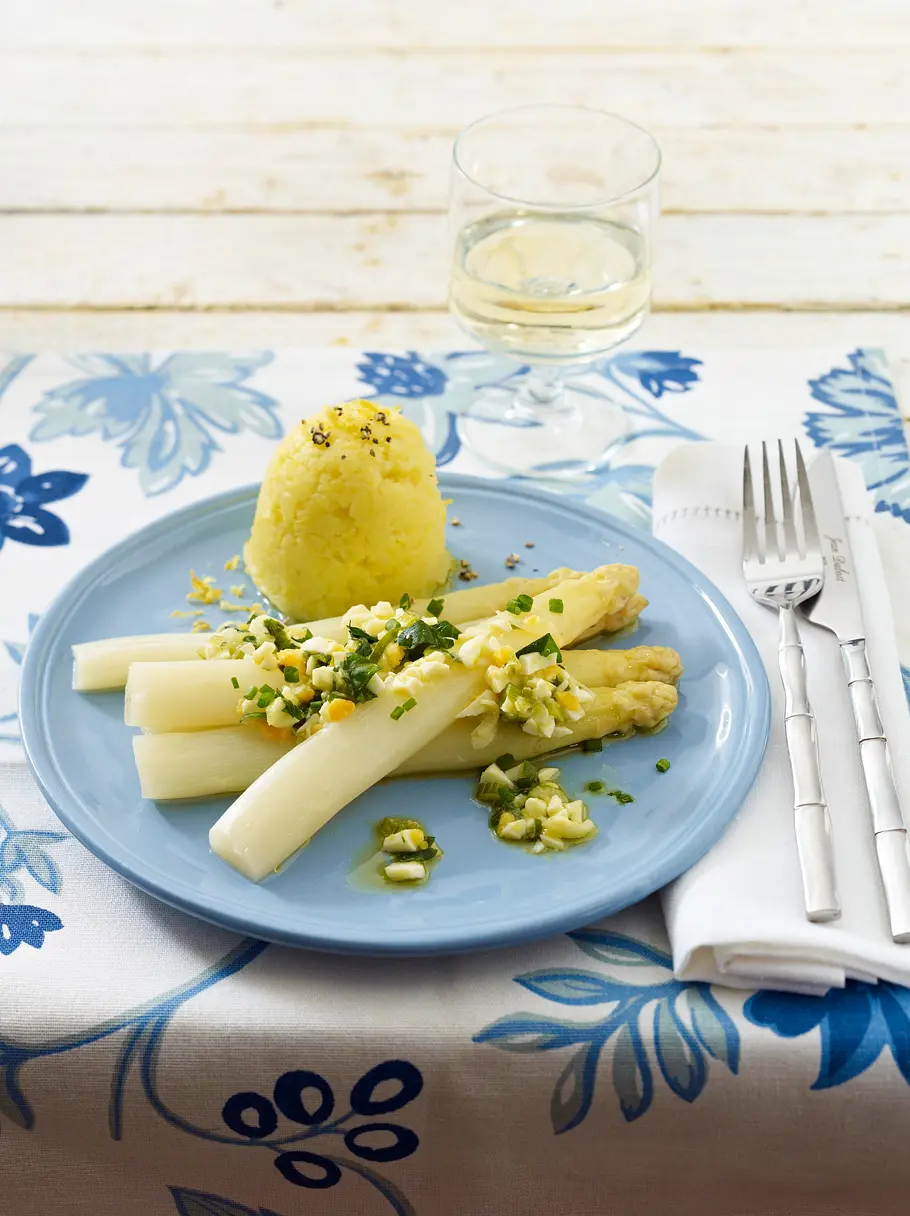 Spargel mit Zitronen-Stampfkartoffeln, Ei und Kresse (Cornelia Poletto) Rezept Spargel mit Zitronen-Stampfkartoffeln, Ei und Kresse (Cornelia Poletto) Rezept