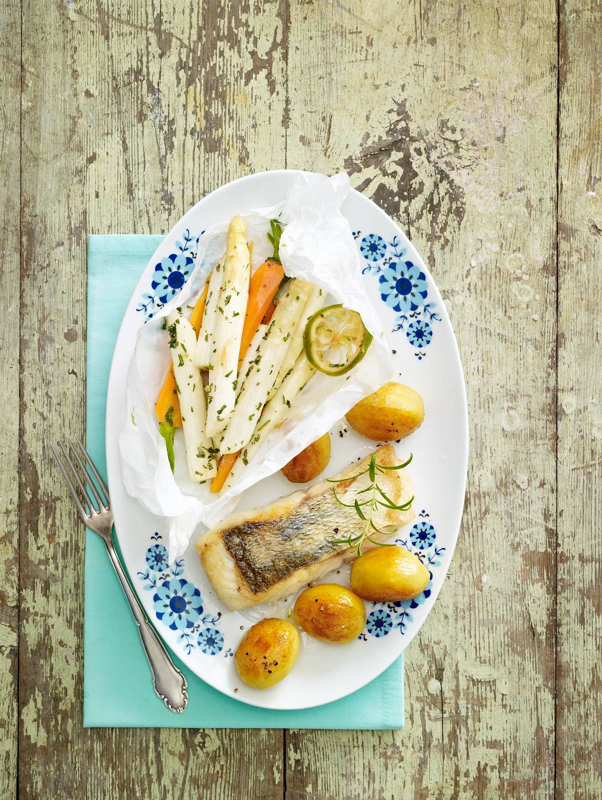 Spargel-Möhren-Gemüse aus dem Ofen mit Zander und Röstkartoffeln Rezept