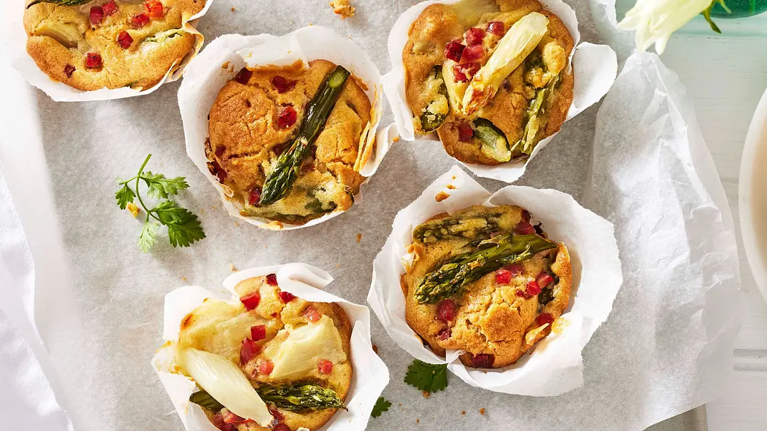 Spargel-Muffins mit Kräuterdip Rezept - Foto: LECKER @ Bauer Media Group Spargel-Muffins mit Kräuterdip Rezept - Foto: LECKER @ Bauer Media Group