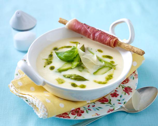 Spargel-Parmesansuppe mit Pesto und Serrano-Grissinistangen Rezept Spargel-Parmesansuppe mit Pesto und Serrano-Grissinistangen Rezept