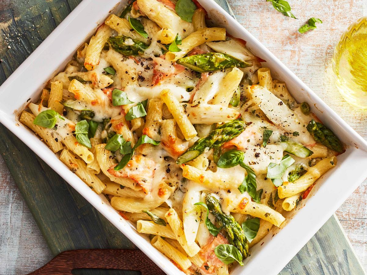 Spargel-Pasta-Gratin mit Räucherlachs