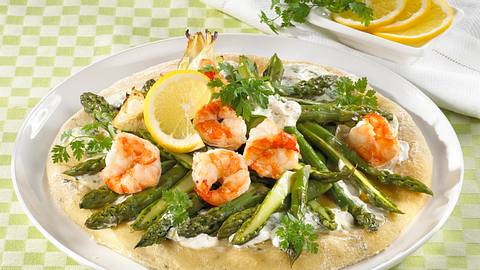 Spargel Pizza mit Garnelen Rezept - Foto: Maass