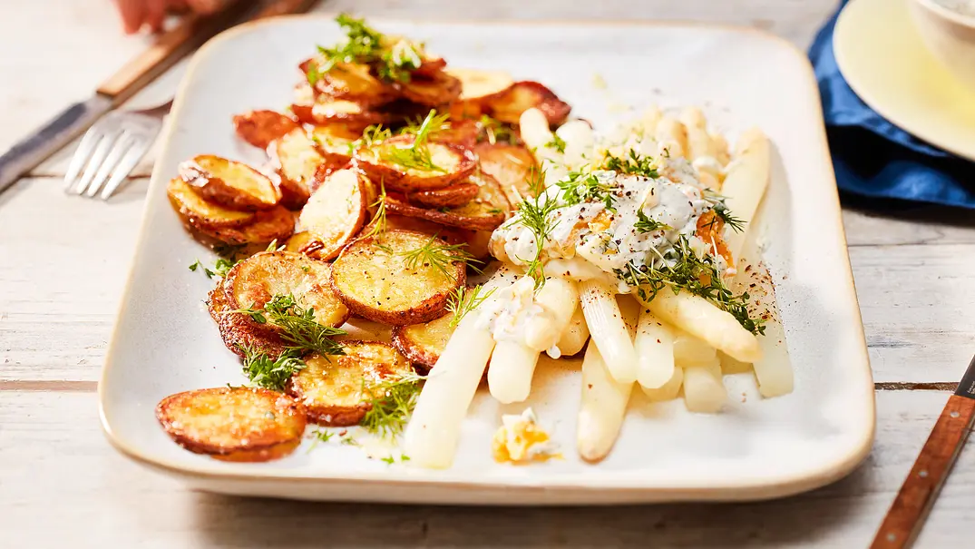Spargel-Platte mit Bratkartoffeln Rezept - Foto: LECKER @ Bauer Media Group Spargel-Platte mit Bratkartoffeln Rezept - Foto: LECKER @ Bauer Media Group