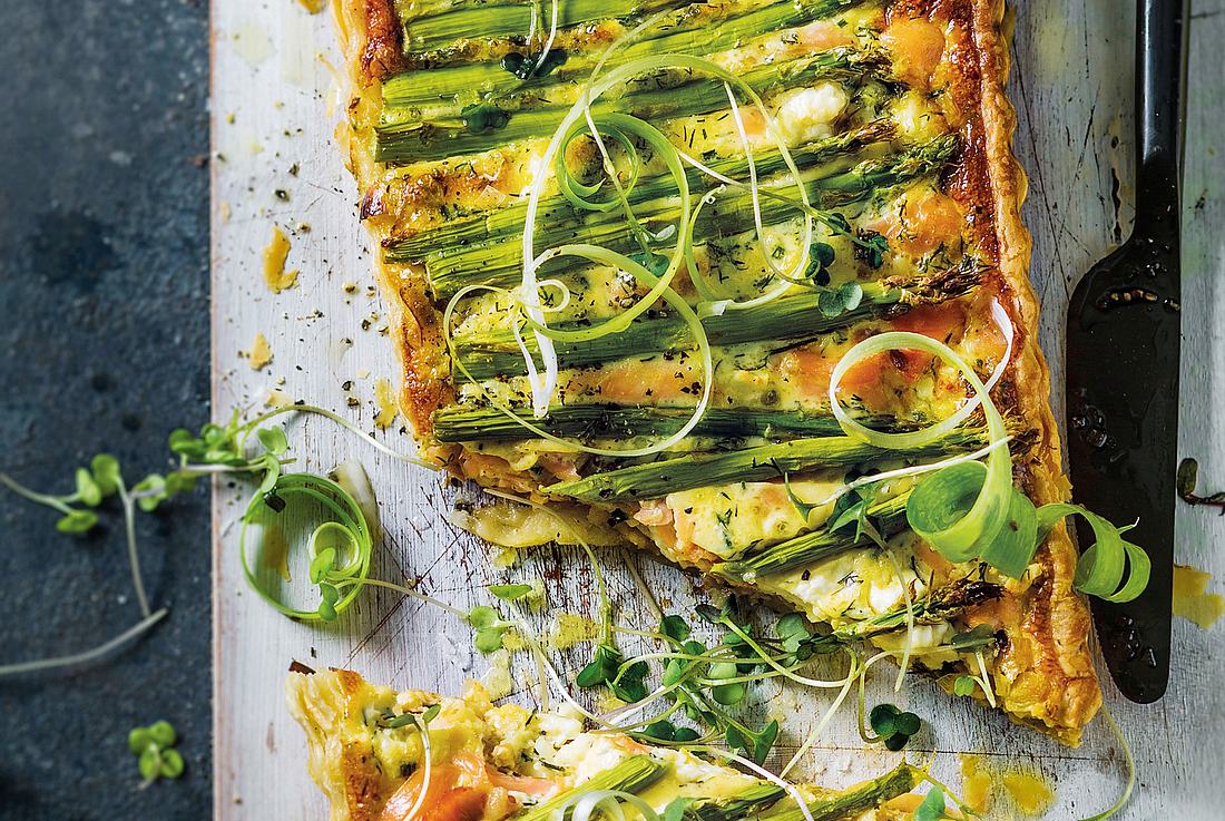 Spargel-Quiche mit Lachs und Feta Rezept | LECKER