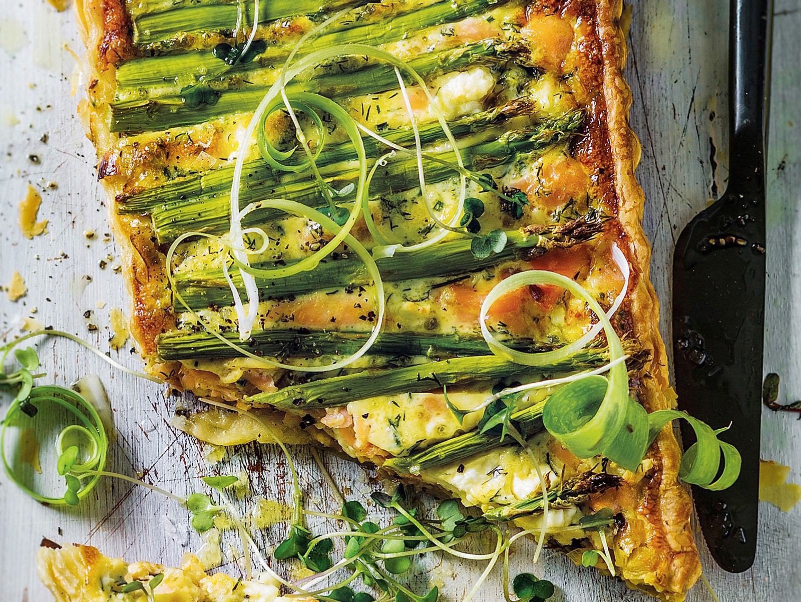 Spargel-Quiche mit Lachs und Feta Rezept | LECKER