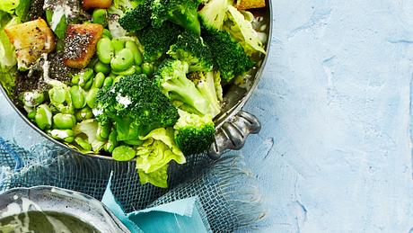 Spargel-Salat mit Brokkoli und Mandelmus-Dressing Rezept - Foto: House of Food / Bauer Food Experts KG