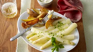 Spargel satt mit Remoulade und Katenschinken Rezept - Foto: LECKER @ Bauer Media Group Spargel satt mit Remoulade und Katenschinken Rezept - Foto: LECKER @ Bauer Media Group