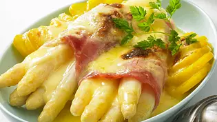Überbackener weißer Spargel mit Schinken eingewickelt mit cremiger Hollandaise und Kartoffelscheiben. - Foto: LECKER @ Bauer Media Group Überbackener weißer Spargel mit Schinken eingewickelt mit cremiger Hollandaise und Kartoffelscheiben. - Foto: LECKER @ Bauer Media Group