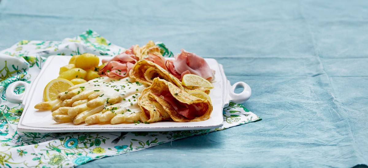 Spargel-Schinken-Platte mit Schnittlauchpfannkuchen Rezept