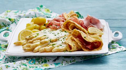 Spargel-Schinken-Platte mit Schnittlauchpfannkuchen Rezept - Foto: House of Food / Bauer Food Experts KG