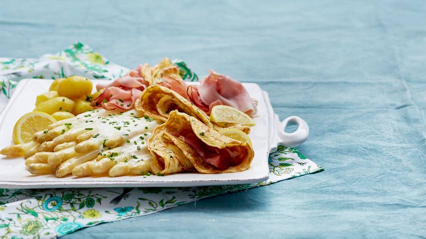 Spargel-Schinken-Platte mit Schnittlauchpfannkuchen Rezept - Foto: House of Food / Bauer Food Experts KG