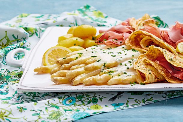 Spargel-Schinken-Platte mit Schnittlauchpfannkuchen Rezept Spargel-Schinken-Platte mit Schnittlauchpfannkuchen Rezept