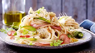 Spargel-Spaghetti aglio e olio Rezept - Foto: LECKER @ Bauer Media Group Spargel-Spaghetti aglio e olio Rezept - Foto: LECKER @ Bauer Media Group
