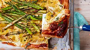 Spargel-Tarte „heiter bis sonnig“ Rezept - Foto: LECKER @ Bauer Media Group Spargel-Tarte „heiter bis sonnig“ Rezept - Foto: LECKER @ Bauer Media Group