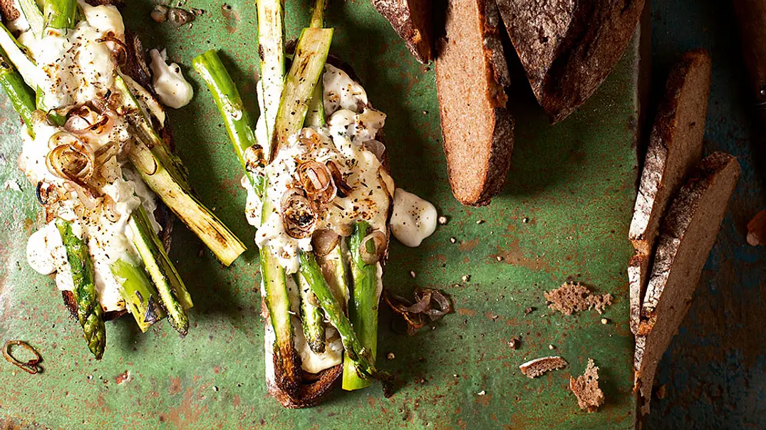 Spargel-Tartine mit Schmandcreme Rezept - Foto: LECKER @ Bauer Media Group Spargel-Tartine mit Schmandcreme Rezept - Foto: LECKER @ Bauer Media Group