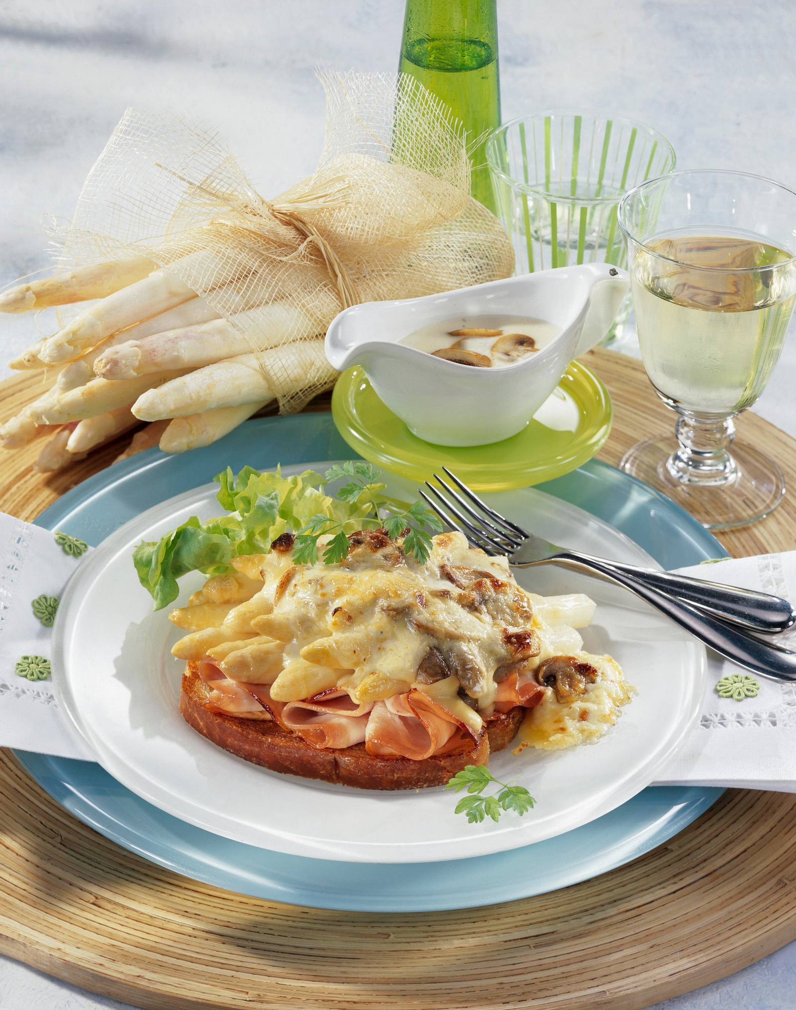 Spargel-Toast mit Pute und Pilzen Rezept | LECKER Spargel-Toast mit Pute und Pilzen Rezept | LECKER