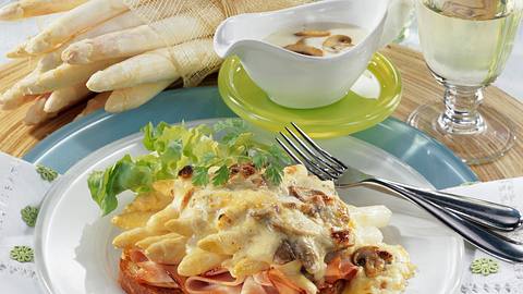 Spargel-Toast mit Pute und Pilzen Rezept - Foto: House of Food / Bauer Food Experts KG