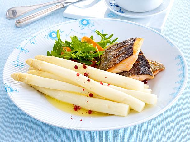 Spargel mit Vanille-Butter und Lachsforellen-Filet Spargel mit Vanille-Butter und Lachsforellen-Filet
