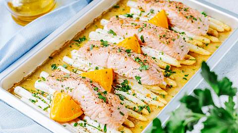 Spargel vom Blech mit Lachs - Foto: ShowHeroes