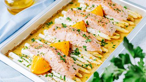 Spargel vom Blech mit Lachs - Foto: ShowHeroes