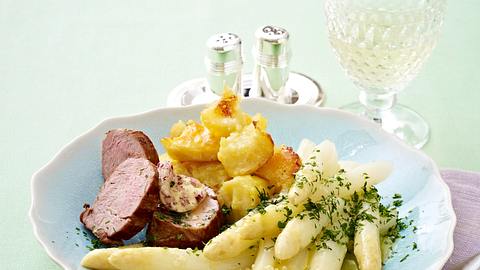 Spargel zu Schweinefilet mit Zwiebelbutter Rezept - Foto: House of Food / Bauer Food Experts KG