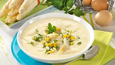 Spargelcremesuppe mit Ei Rezept - Foto: LECKER @ Bauer Media Group