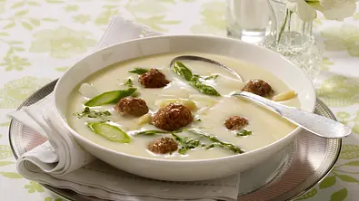 Spargelcremesuppe mit Fleischbällchen Rezept - Foto: LECKER @ Bauer Media Group