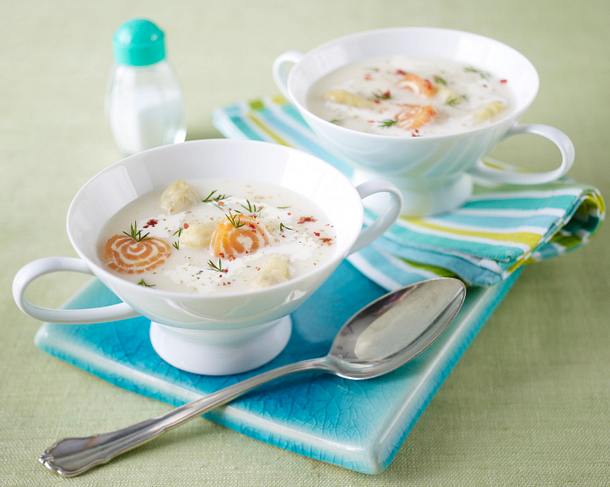 Spargelcremesuppe mit Meerrettich-Lachsröllchen und Dill Rezept Spargelcremesuppe mit Meerrettich-Lachsröllchen und Dill Rezept