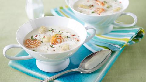 Spargelcremesuppe mit Meerrettich-Lachsröllchen und Dill Rezept - Foto: House of Food / Bauer Food Experts KG