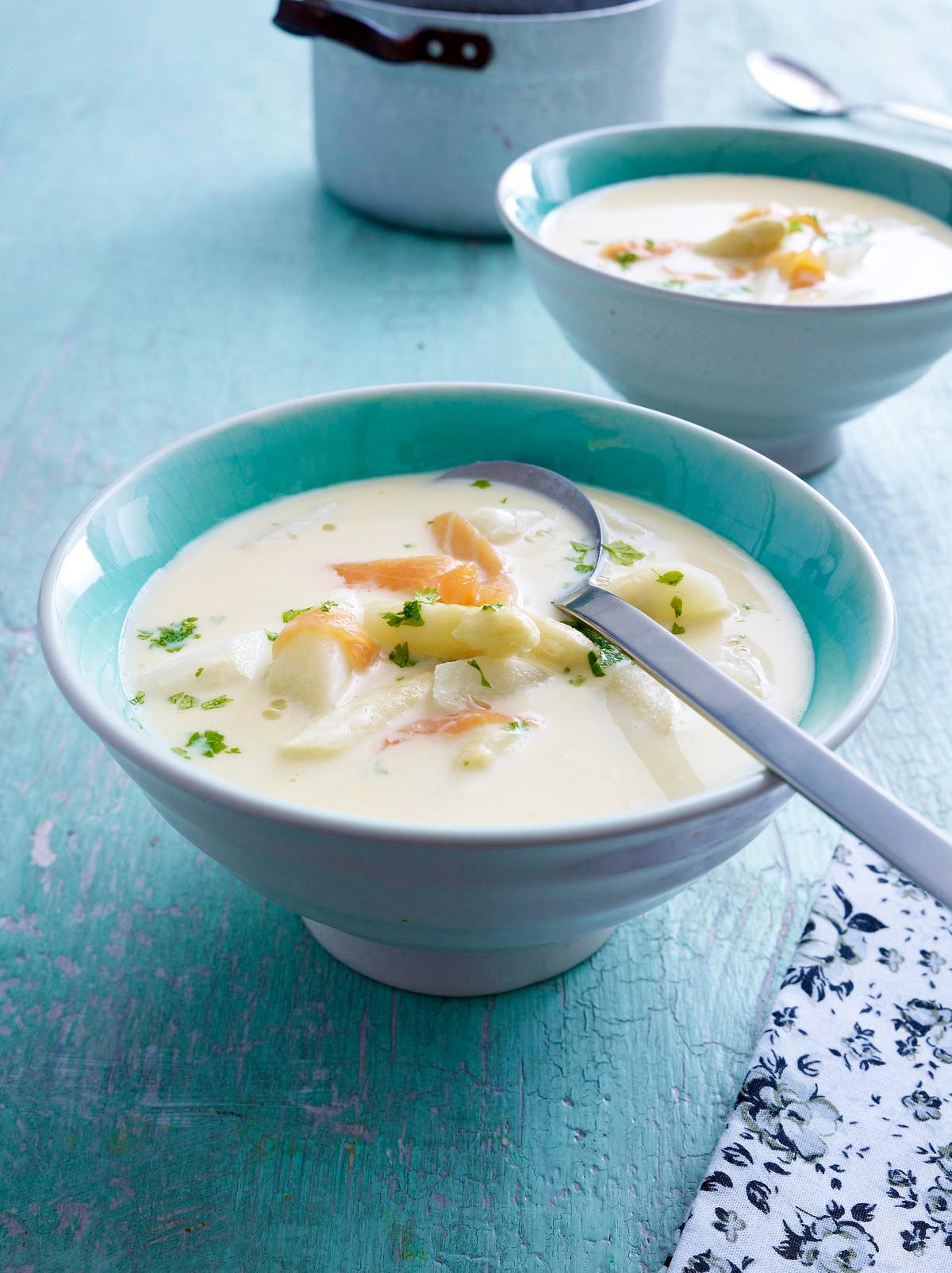 Spargelcremesuppe mit Räucherlachs Rezept