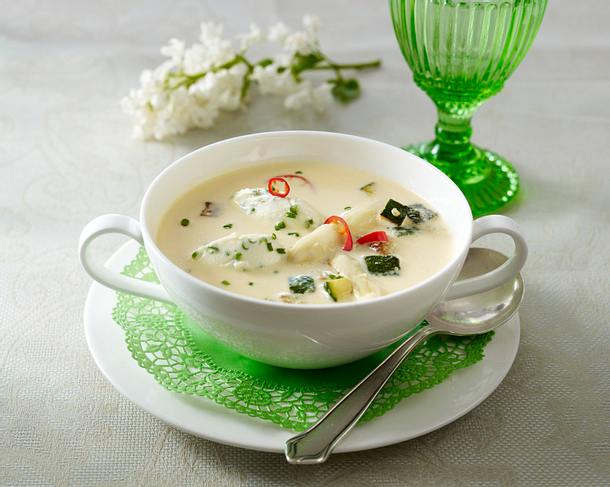 Spargelcremesuppe mit Schnittlauch-Ziegenkäse-Nocken, Zucchiniwürfel und Chili Rezept