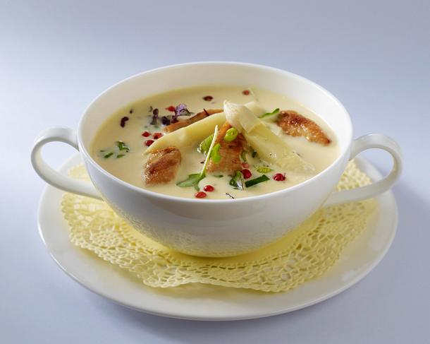 Spargelcremesuppe (vier mal anders) mit Hähnchenfilet, Lauchzwiebeln, rosa Beeren und Kresse Rezept Spargelcremesuppe (vier mal anders) mit Hähnchenfilet, Lauchzwiebeln, rosa Beeren und Kresse Rezept
