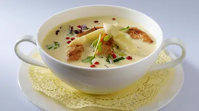 Spargelcremesuppe (vier mal anders) mit Hähnchenfilet, Lauchzwiebeln, rosa Beeren und Kresse Rezept - Foto: LECKER @ Bauer Media Group