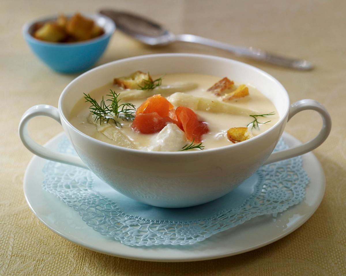 Spargelcremesuppe (vier mal anders) mit Räucherlachs, Meerrettichsahne, Croûtons und Dill Rezept